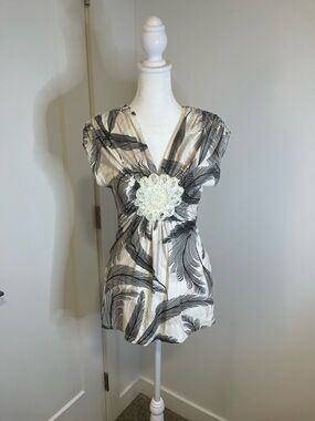 LE CHATEAU Cream & Black V-Neck Top -FREE SHIPPING on Bundles $85+